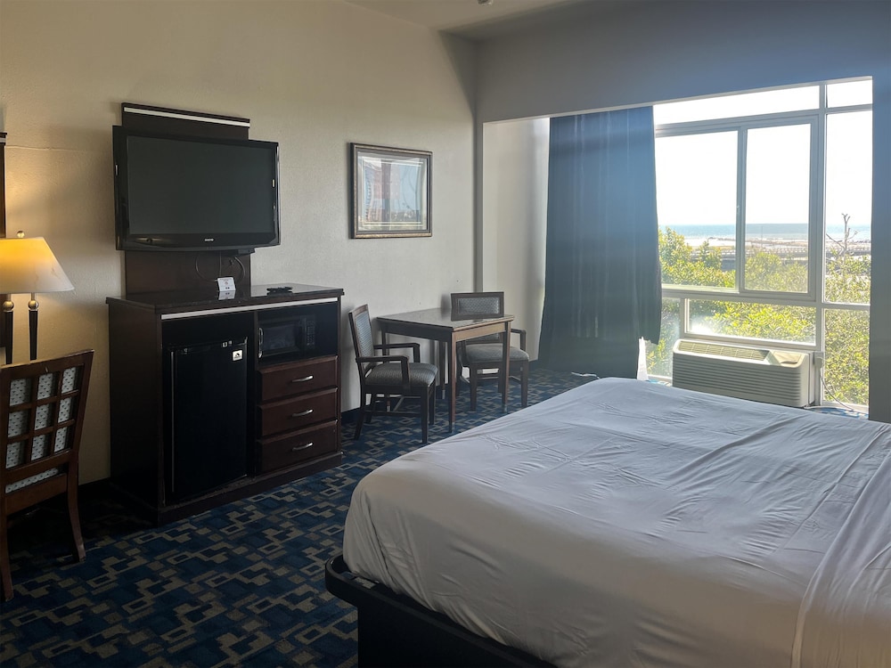 Deluxe Room, 1 Queen Bed, Non Smoking, Refrigerator & Microwave photo 2