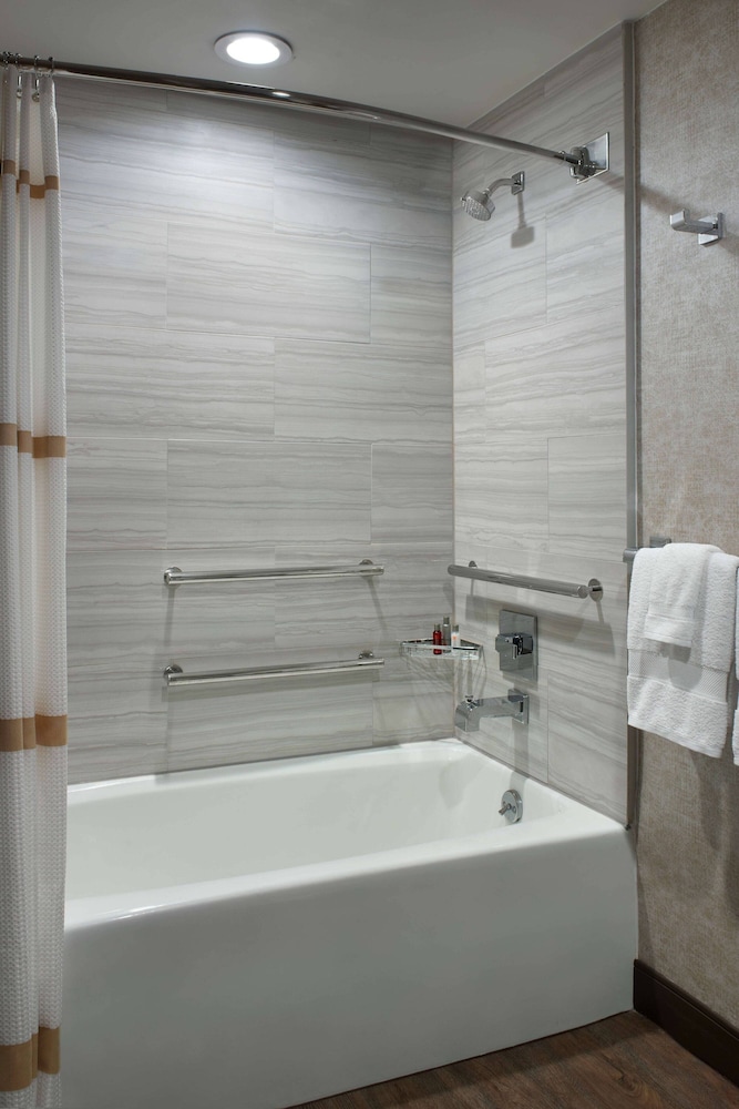 Room, 1 King Bed (Mobility/Hearing Accessible, Tub) - Photo 4