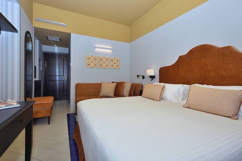Deluxe Room, 1 Bedroom, Non Smoking, Sea View - Photo 8