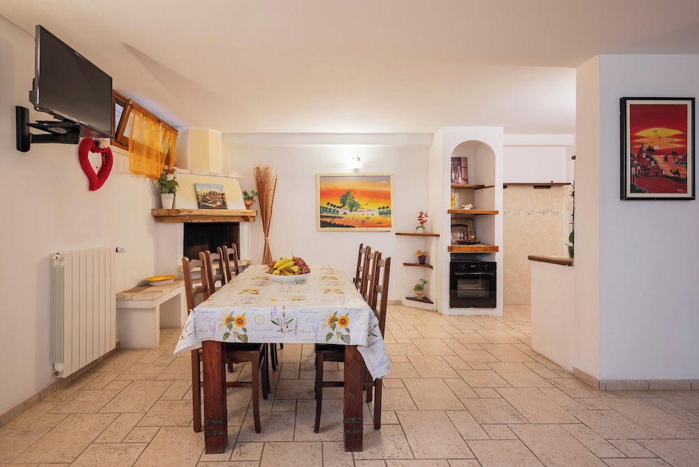 Classic Apartment, 2 Bedrooms, Fireplace photo 2