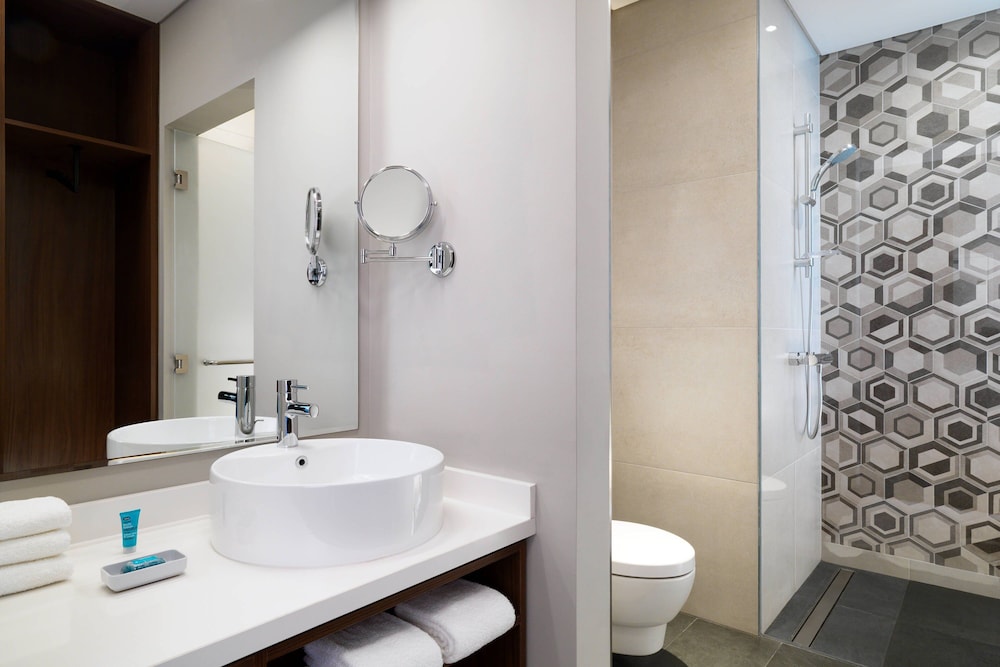 Family Room, 1 King Bed (Bus: Sobha Metro, JBR, Emirates Mall) photo 3