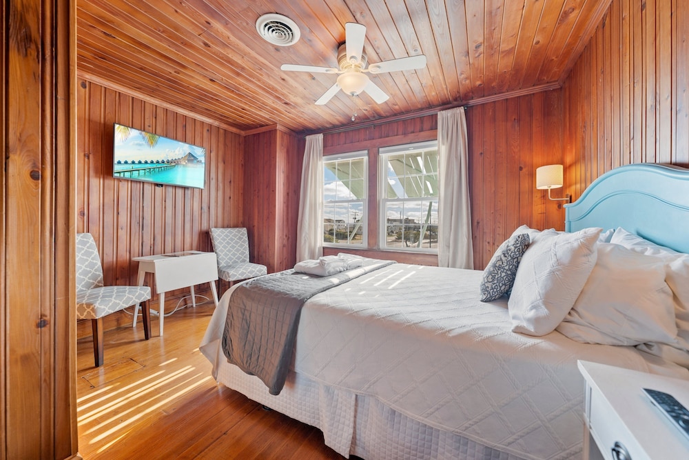 Room, 1 Queen Bed (The Roanoke)