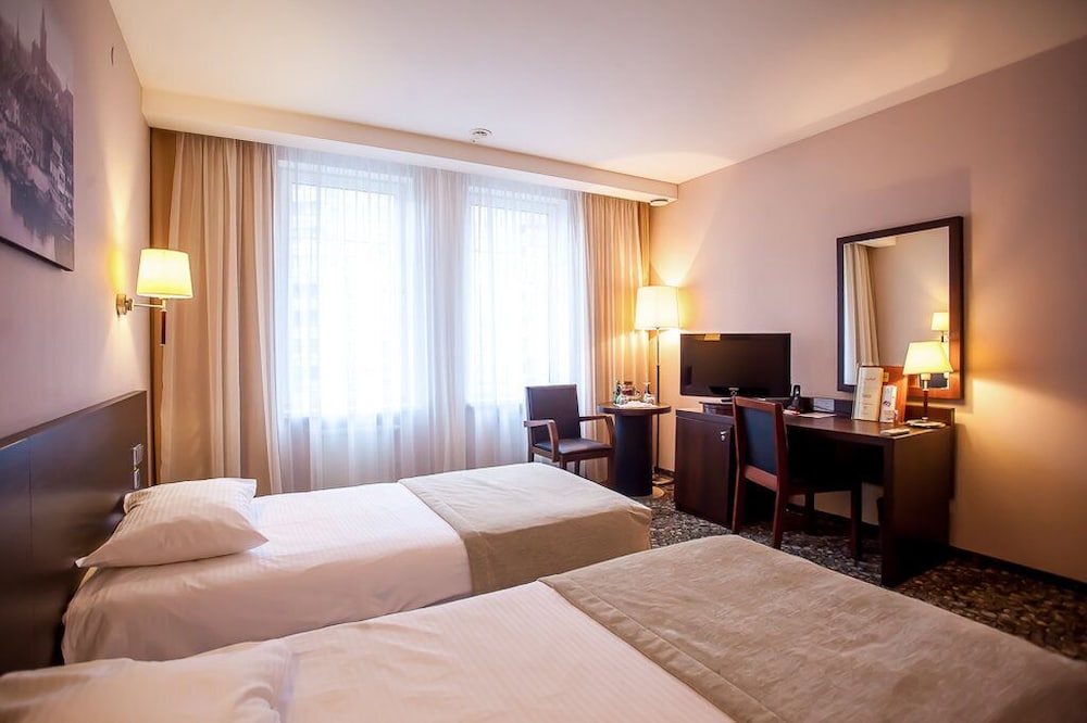 Superior with 1 big bed and river and Cathedral view