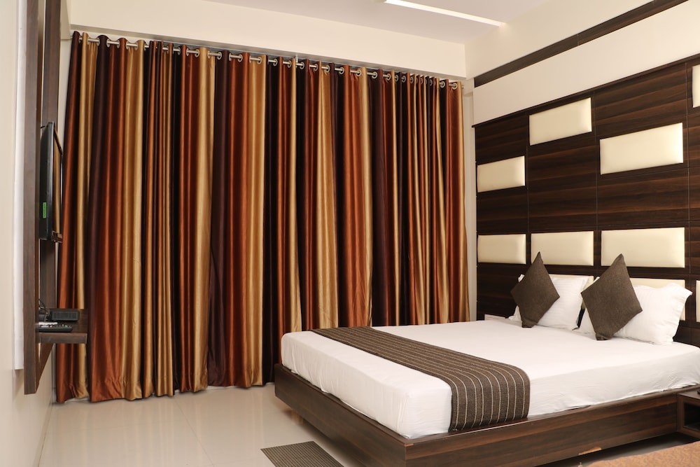 Deluxe Room, 1 Large Twin Bed, Smoking photo 3