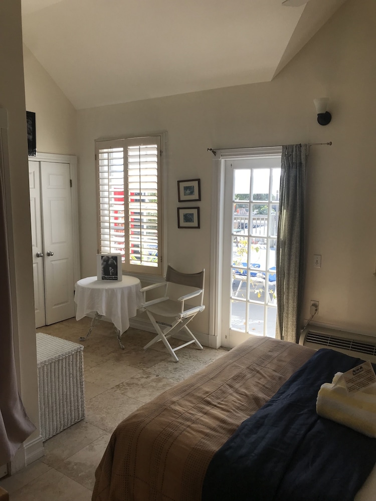 Standard Room, 1 Queen Bed (Sundeck - Room 25)