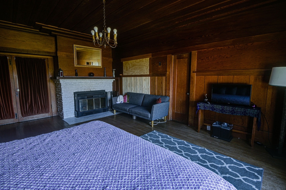 Premier Double Room Single Use, 1 King Bed, Garden View photo 3