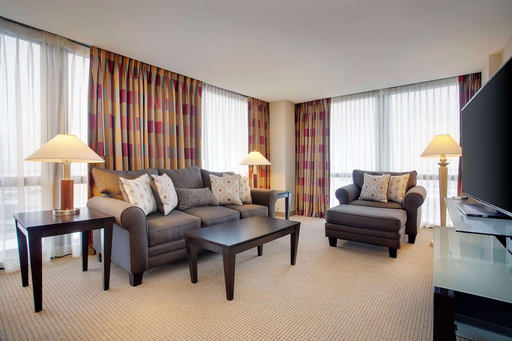 Family Suite– 1 King Bed– Mobility/Hearing Accessible w/ Bathtub