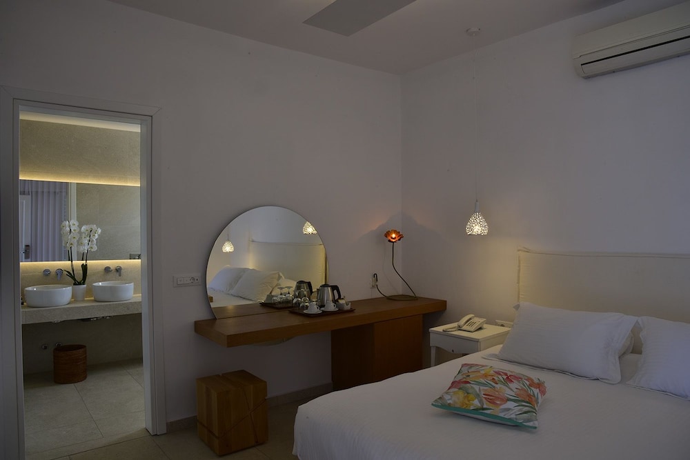 Deluxe Room, Partial Sea View photo 3