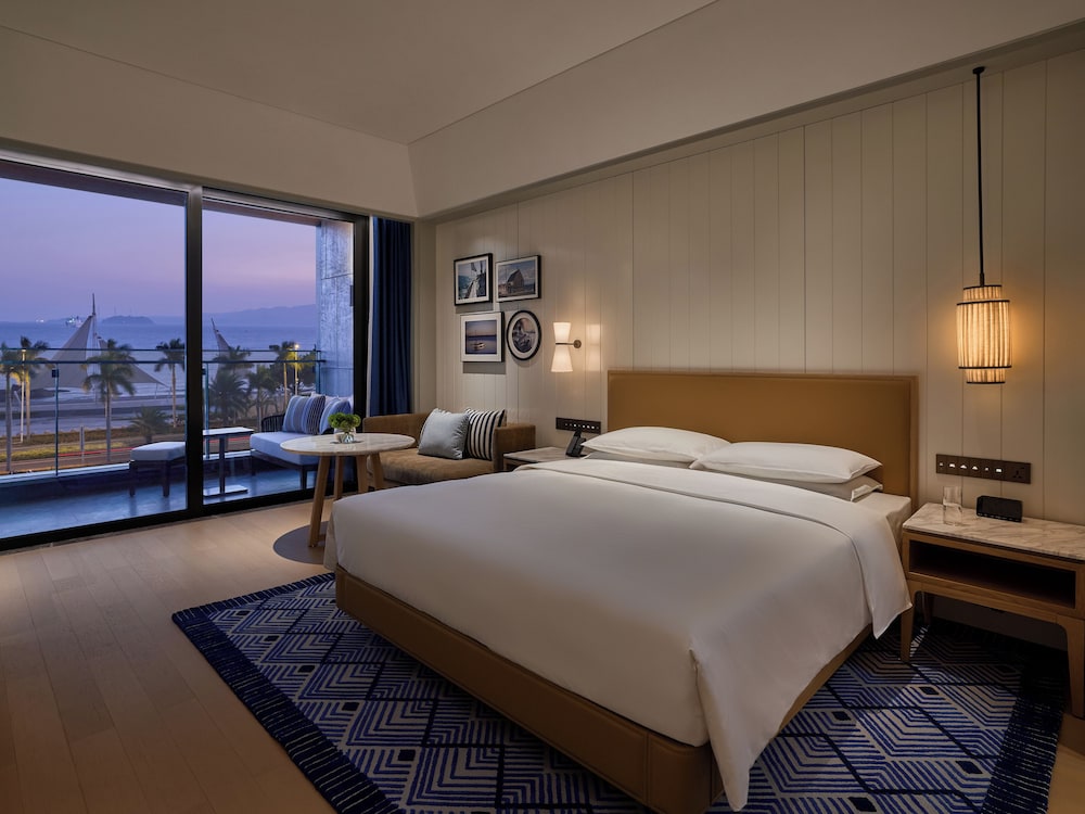 Premium Room, 1 King Bed, Balcony, Sea View