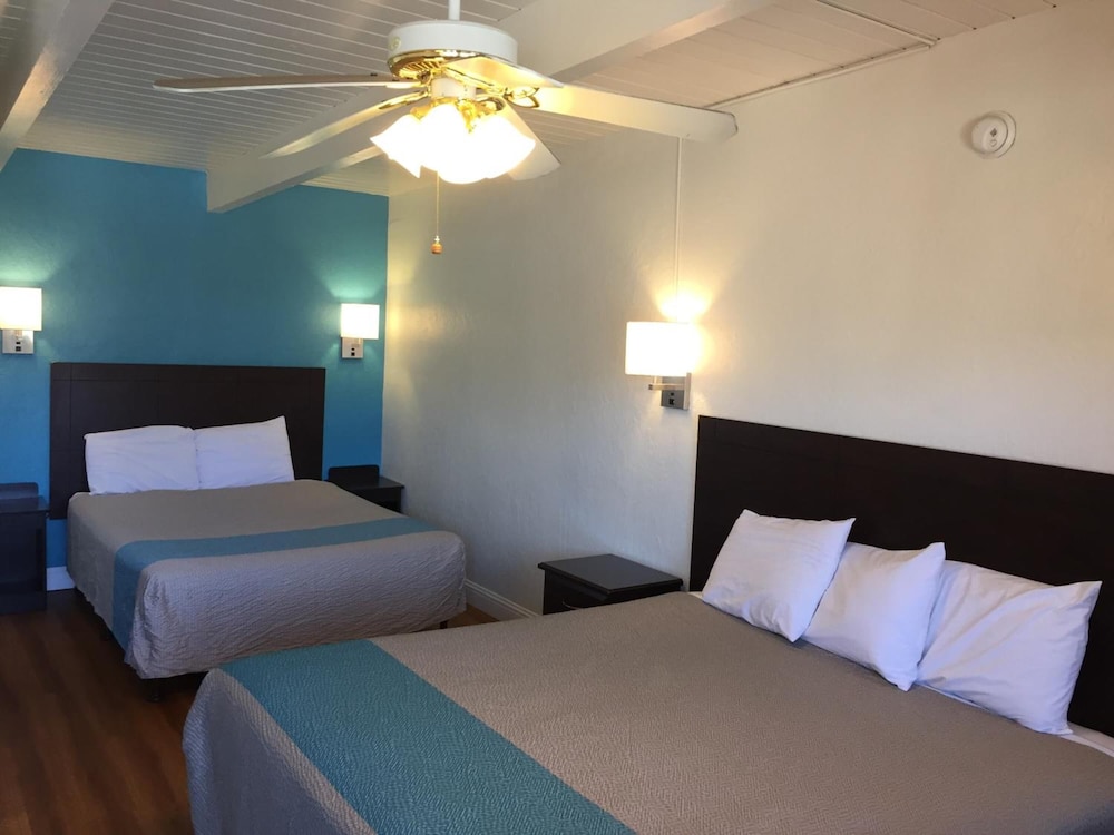 Deluxe Room, Multiple Beds, Non Smoking, Refrigerator & Microwave - Photo 5