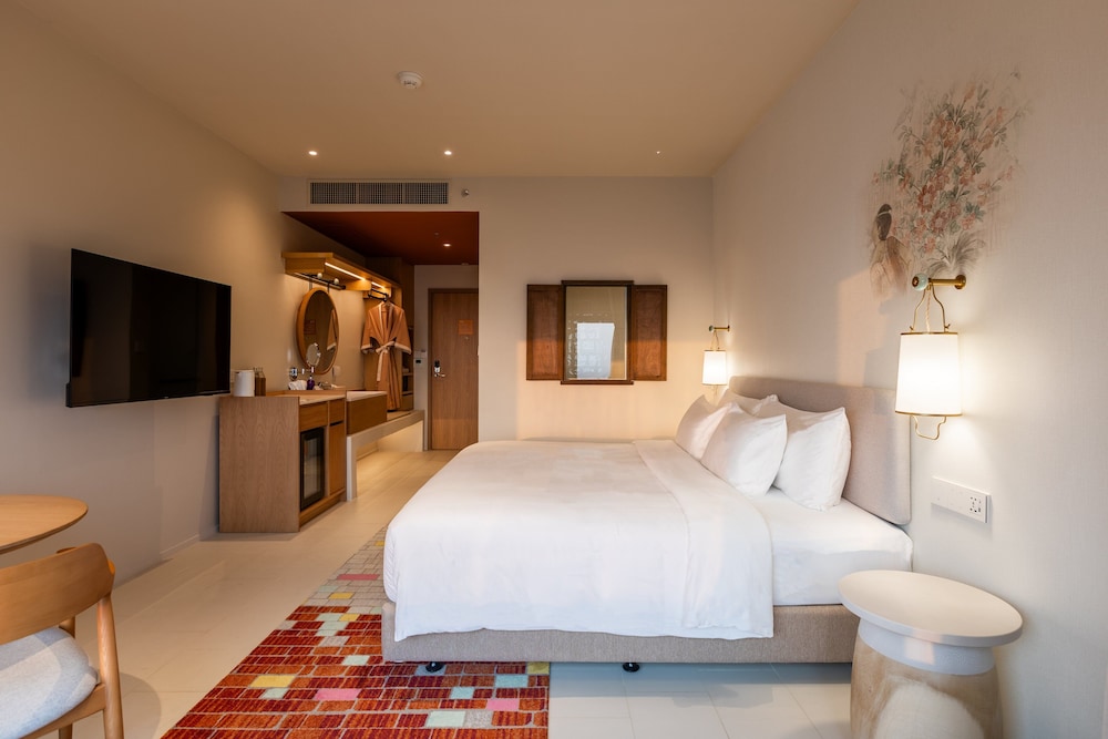 Deluxe Room, 1 King Bed - Photo 2