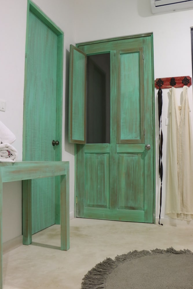 Basic Quadruple Room, Private Bathroom - Photo 7