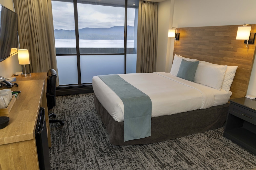 Deluxe Room, 1 Queen Bed, Kitchenette, Ocean View photo 3