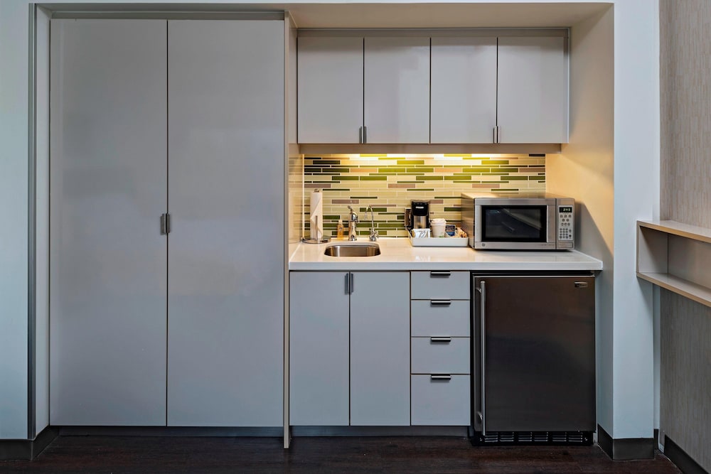 Suite, 1 Bedroom - Photo 2
