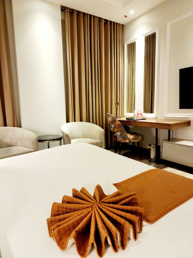 Deluxe Room, 1 King Bed, Non Smoking - Photo 3