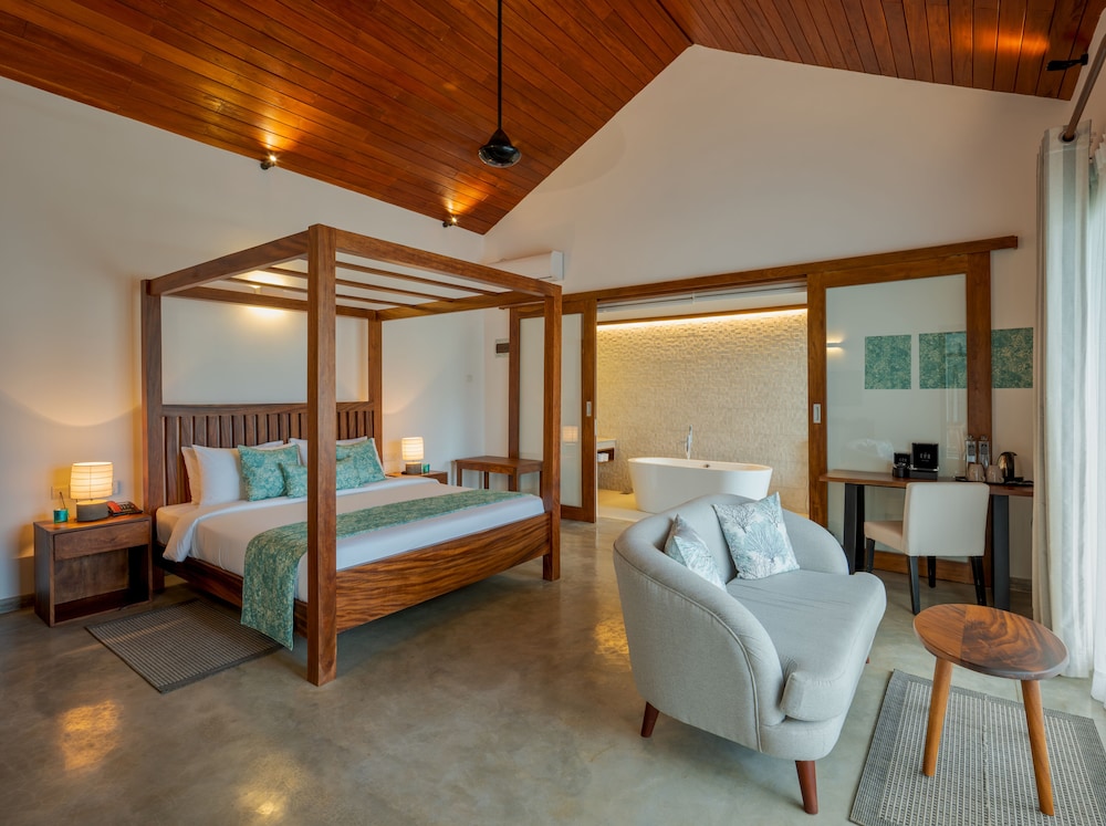 Suite, 1 King Bed, Bathtub, Ocean View photo 1