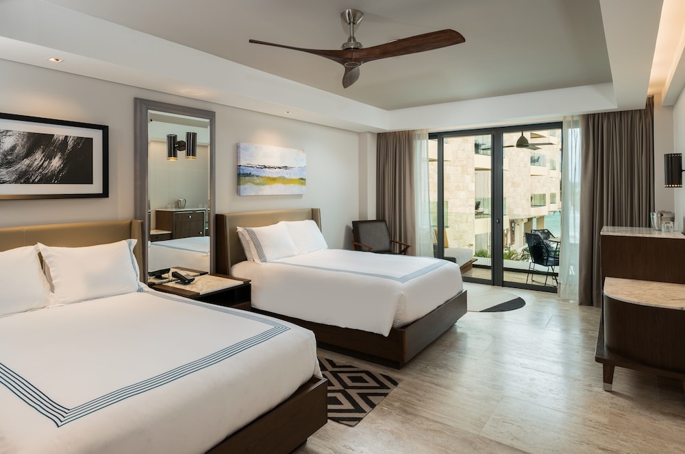 Room, 2 Queen Beds, Ocean View photo 3