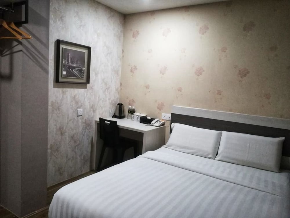 Standard Room, 1 Queen Bed photo 3