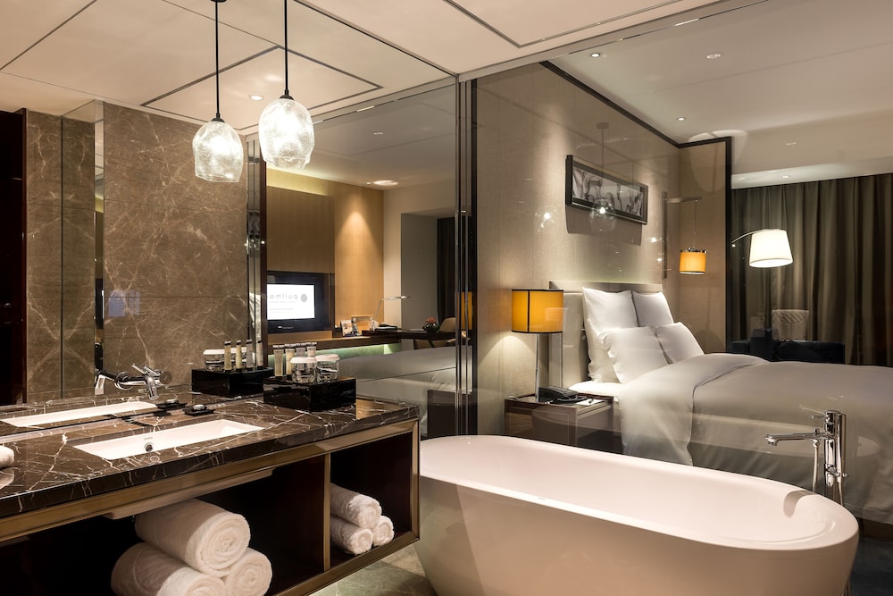 Deluxe Room, 1 King Bed - Photo 3