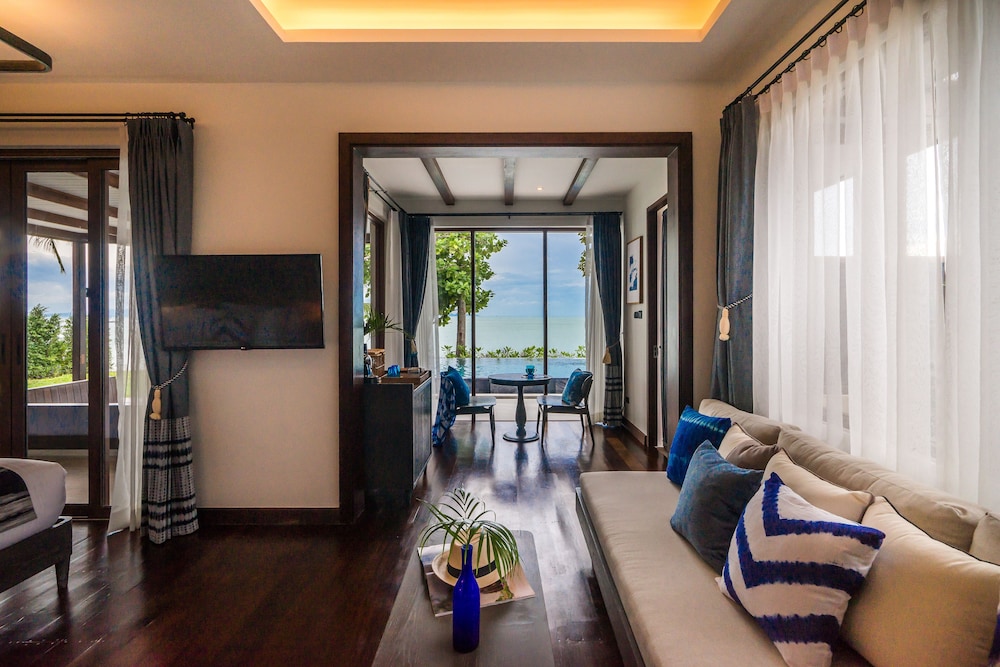 Two Bedroom Beachfront Grand Pool Villa - Photo 11