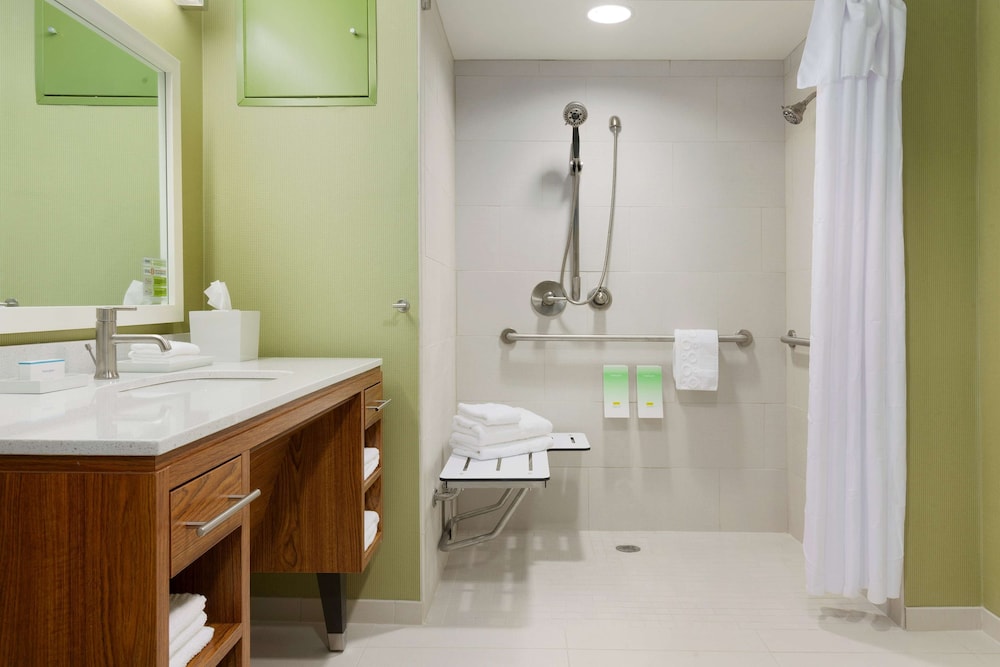 Suite, 1 Queen Bed, Accessible (Roll-in Shower)