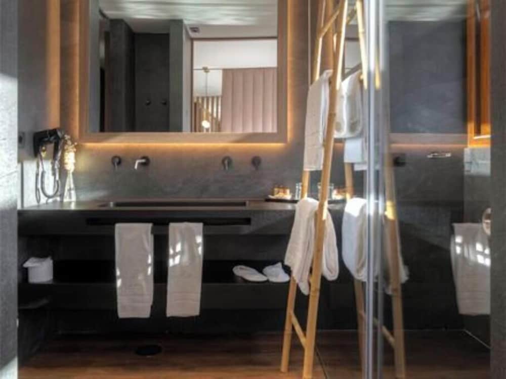Panoramic Suite, 1 King Bed, Balcony - Photo 5