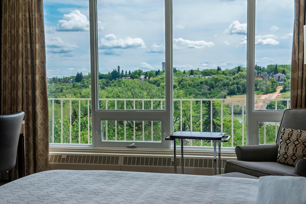 Deluxe Room, 1 King Bed, River View photo 2