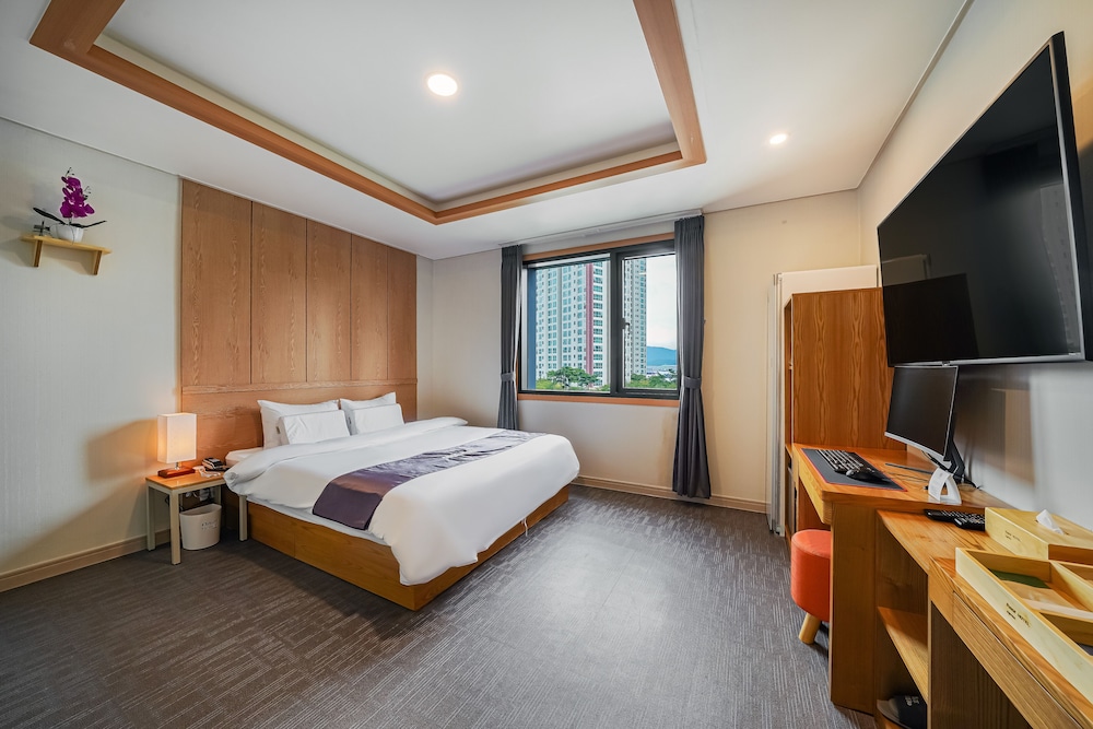 Superior Room (King Bed) photo 3