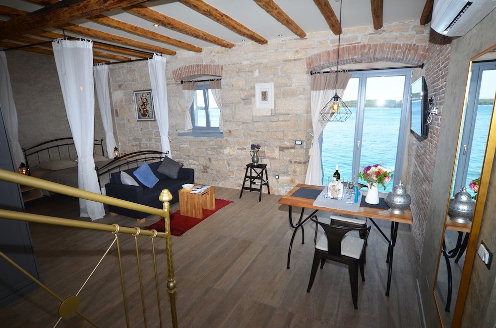 Studio, Sea View