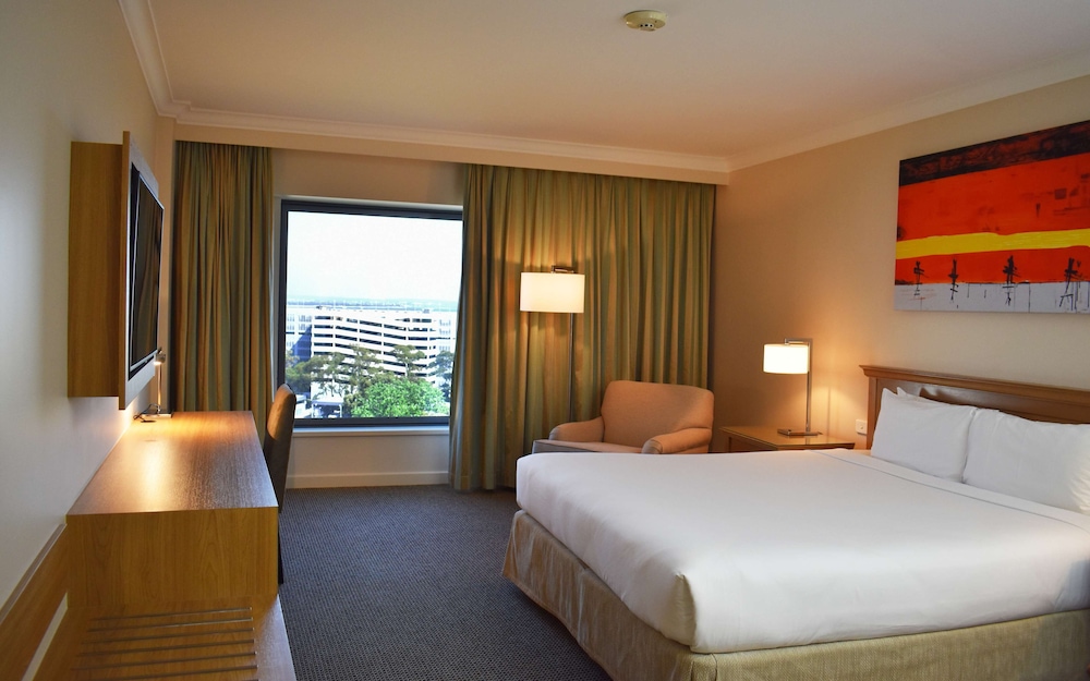 Deluxe King, Airport View (7 Nights Parking Included Package)