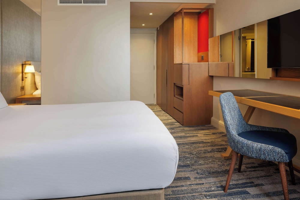 Double Room with Roll Away Bed - Photo 2