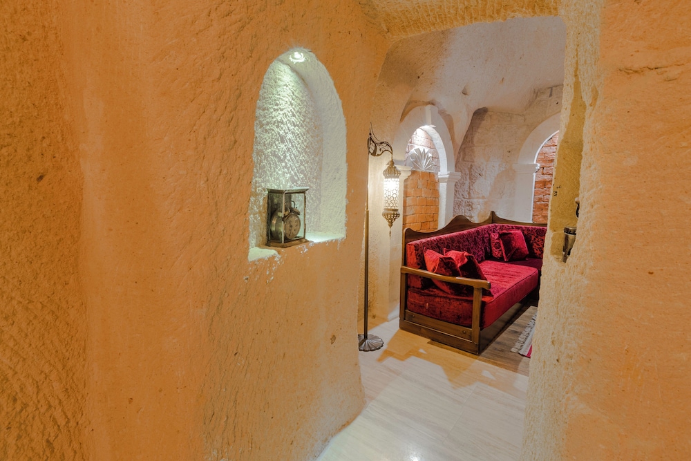 Queen Cave Suite with Stone Bathtub - Photo 25