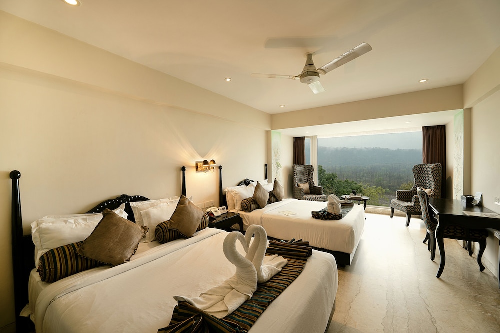 Premier Suite, 2 Queen Beds, Bathtub, River View - Photo 4