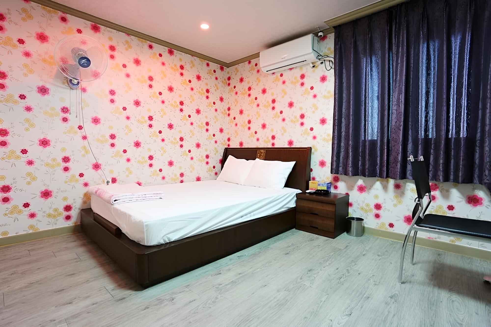 Room (Standard Room) - Photo 8