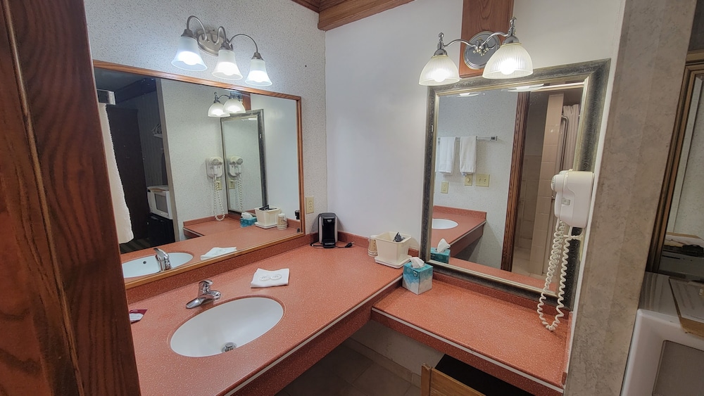 Deluxe Room, 1 King Bed, Non Smoking, Jetted Tub - Photo 4