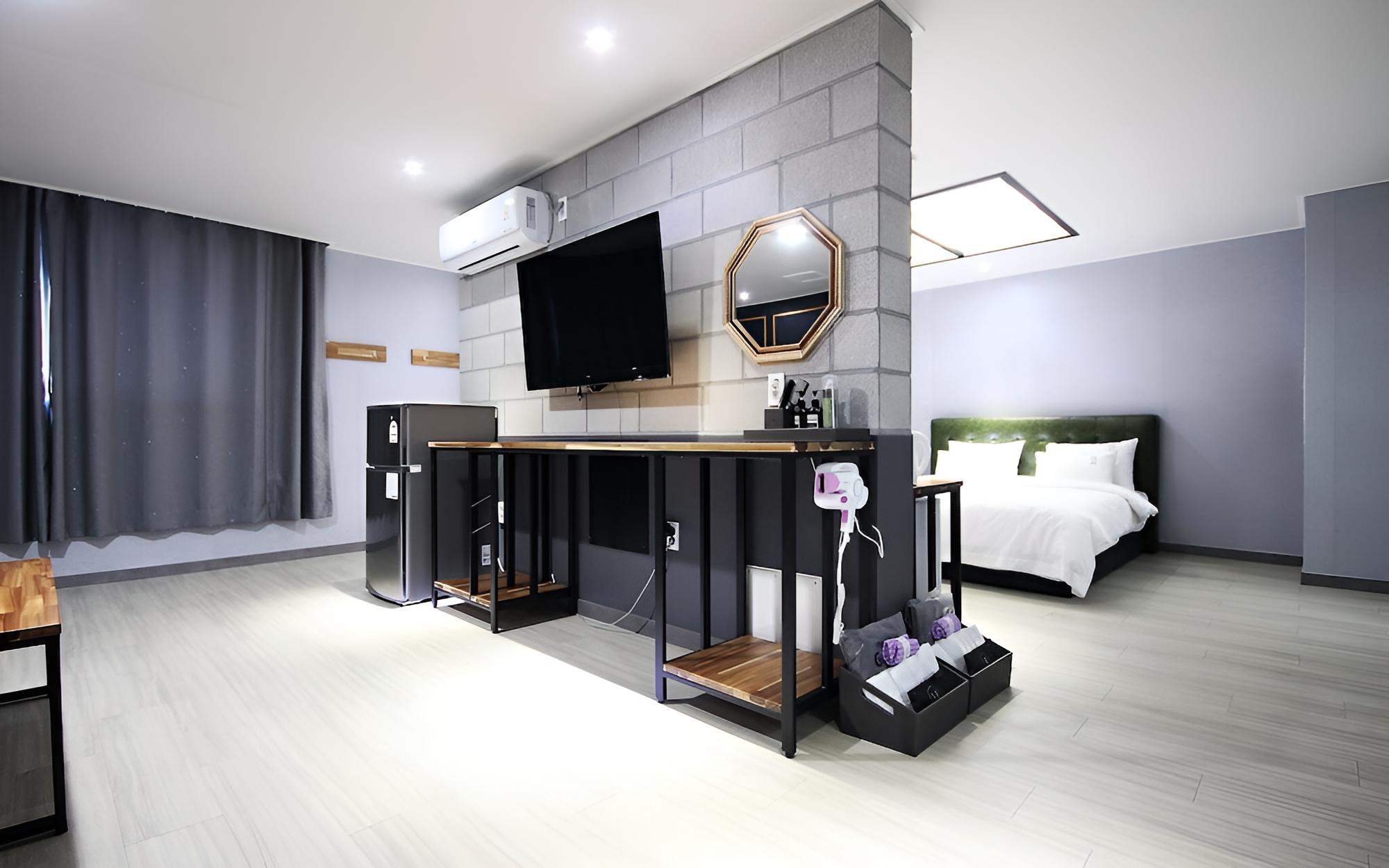 Room (Family Room) photo 2