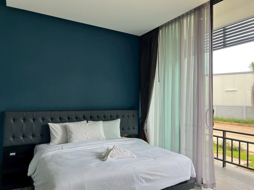 Standard Room, 1 King Bed, Balcony, City View photo 1