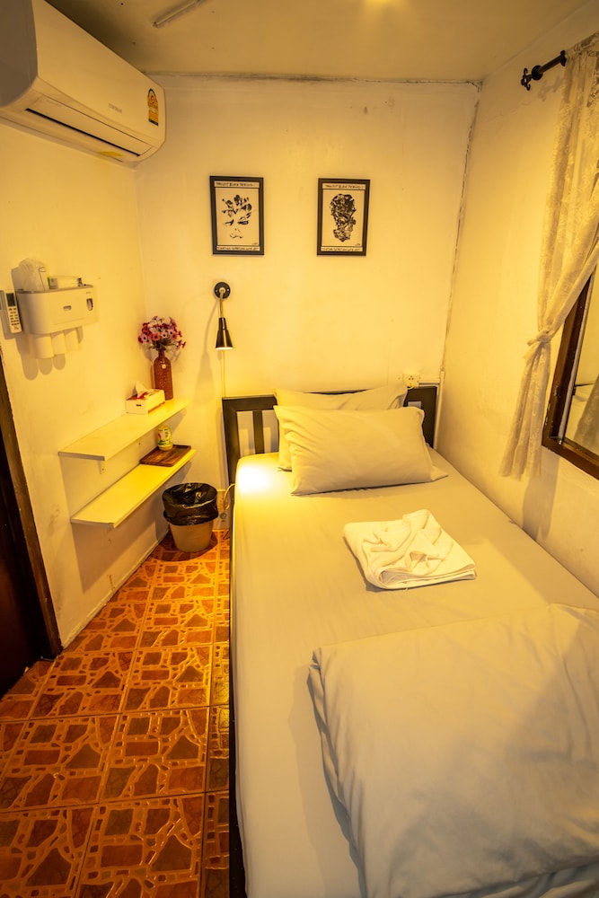 Basic Single Room, 1 Twin Bed, Shared Bathroom photo 2