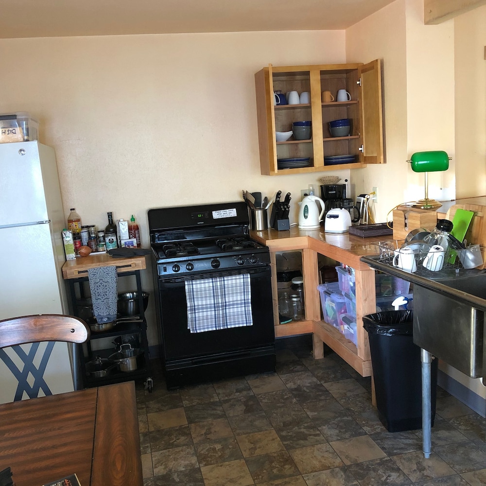Basic Single Room, 2 Twin Beds, Shared Bathroom, Mountain View photo 2