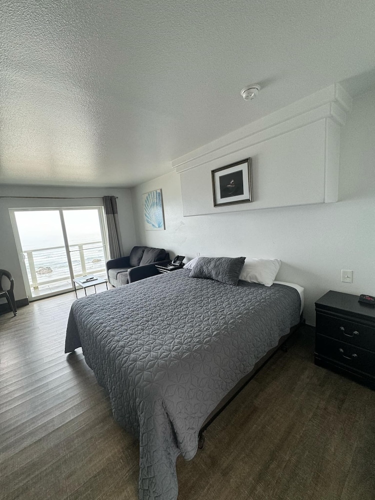 Deluxe Single Room, 1 King Bed, Fireplace, Oceanfront