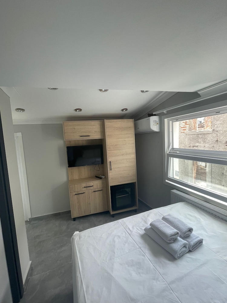 Family Room, City View photo 1