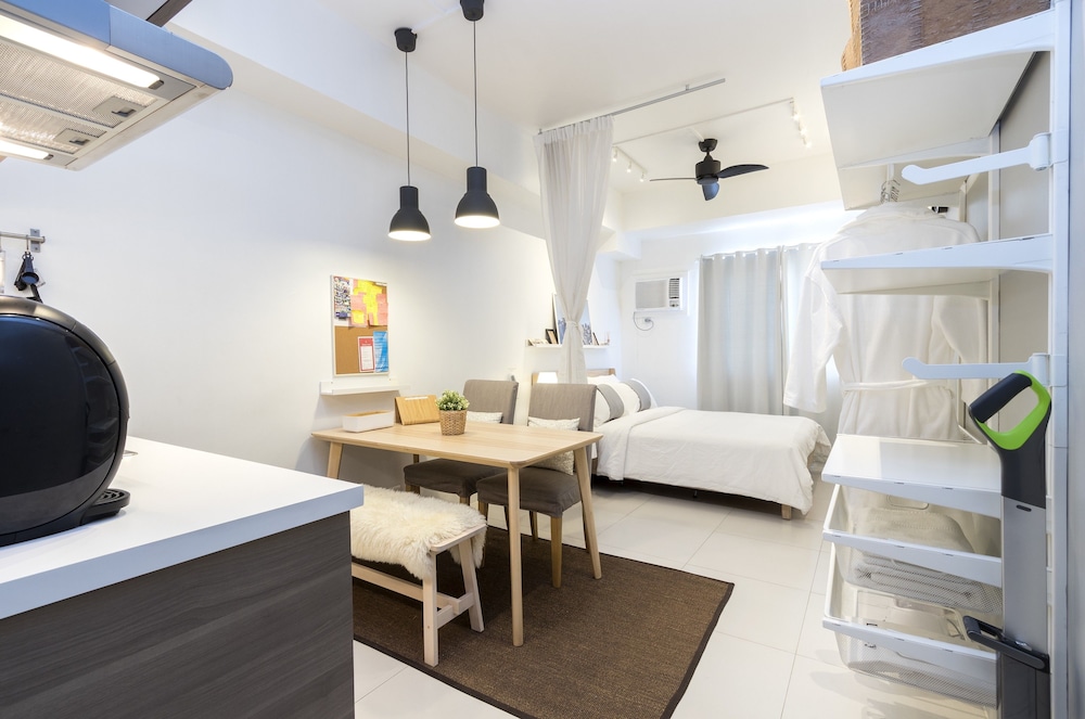 Luxury Studio, 1 Queen Bed, City View photo 2