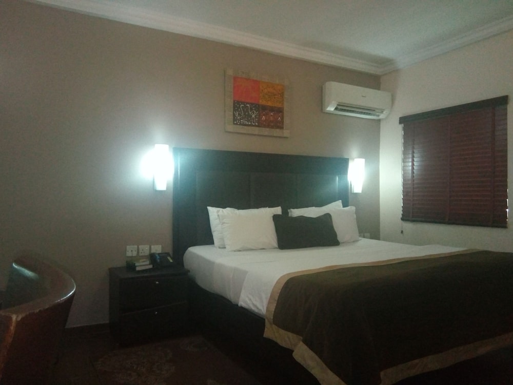 Executive Suite, 1 Queen Bed, Non Smoking, Pool View photo 2