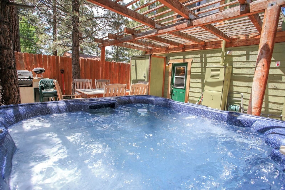 House, Multiple Beds, Hot Tub, Mountain View photo 2