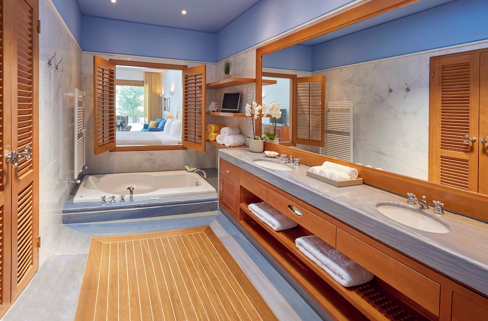 Luxury Suite Sea View with shared Pool photo 2