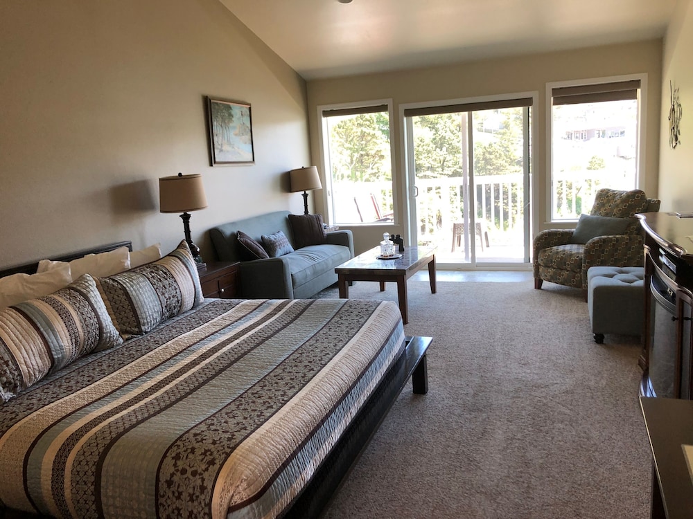 Comfort Studio Suite, 1 King Bed, Ocean View