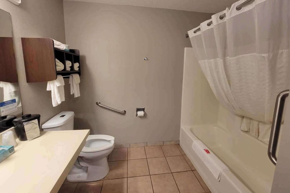 Senior Room, 1 Queen Bed, Accessible, Non Smoking photo 2