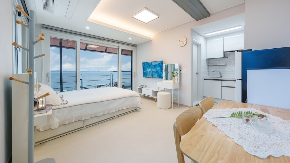 Basic Room, 1 Bedroom (204  (Ocean View / Private BBQ ))