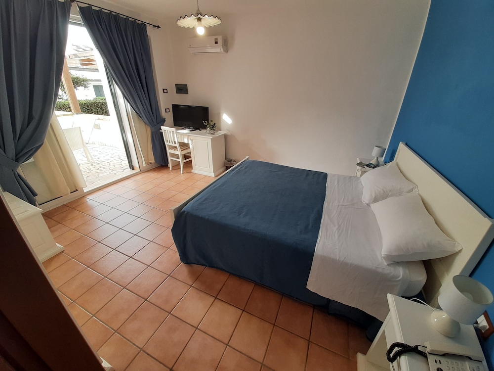 Deluxe Double Room - Photo 14