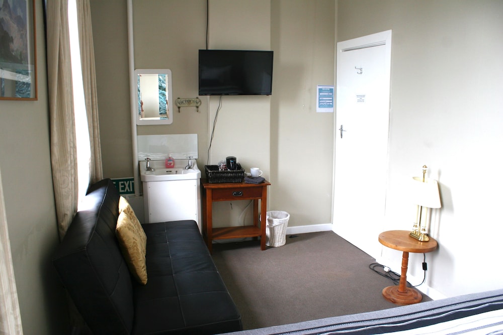 Room 5 Large Queen photo 2